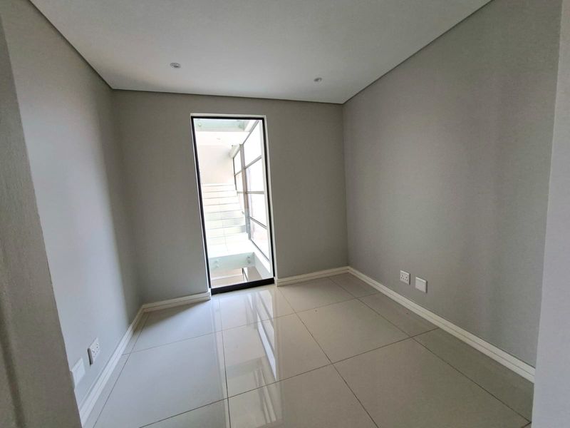 Modern Five-Bedroom Triplex Villa - Photo 5