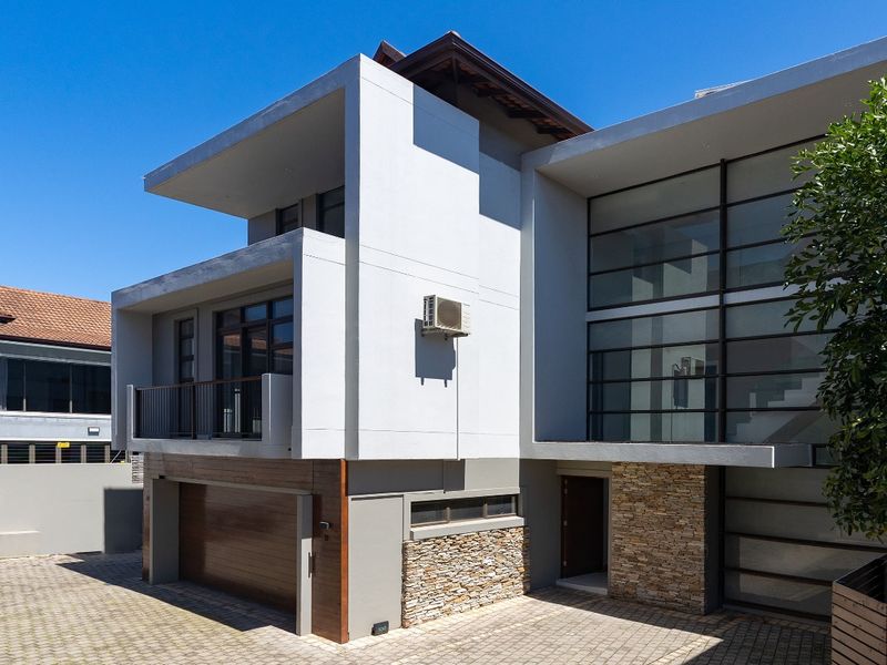 Modern Five-Bedroom Triplex Villa - Photo 2