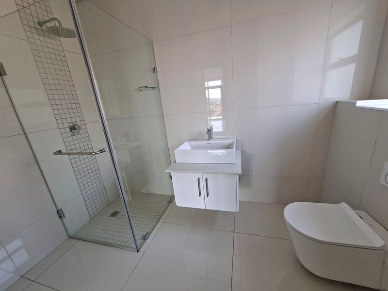 Modern Five-Bedroom Triplex Villa - Photo 9