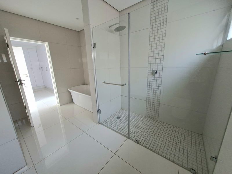 Modern Five-Bedroom Triplex Villa - Photo 10