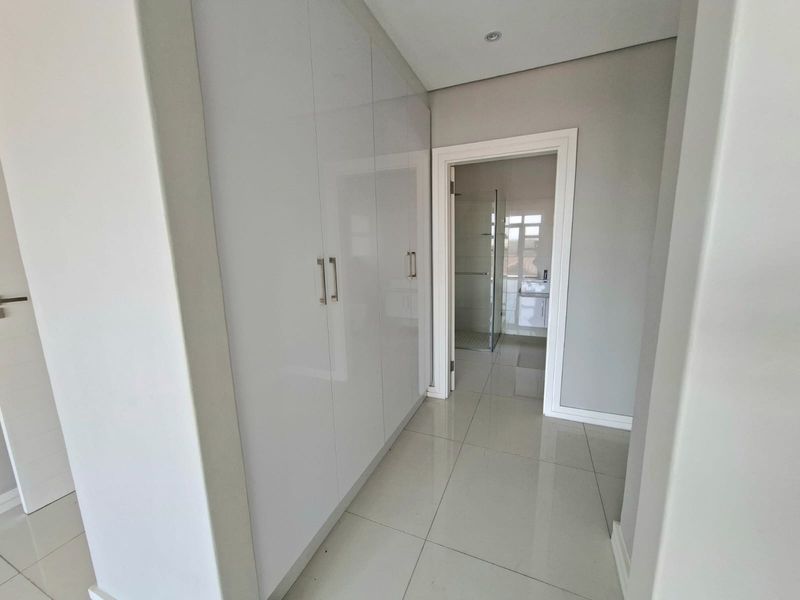 Modern Five-Bedroom Triplex Villa - Photo 8