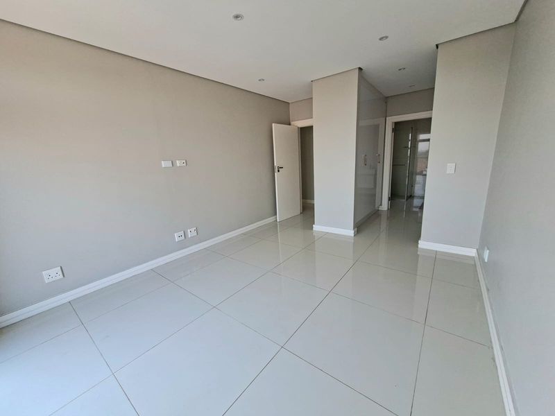 Modern Five-Bedroom Triplex Villa - Photo 7