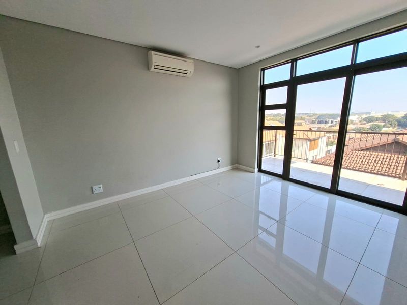 Modern Five-Bedroom Triplex Villa - Photo 6