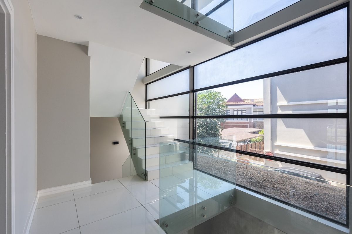 Modern Five-Bedroom Triplex Villa - Photo 3