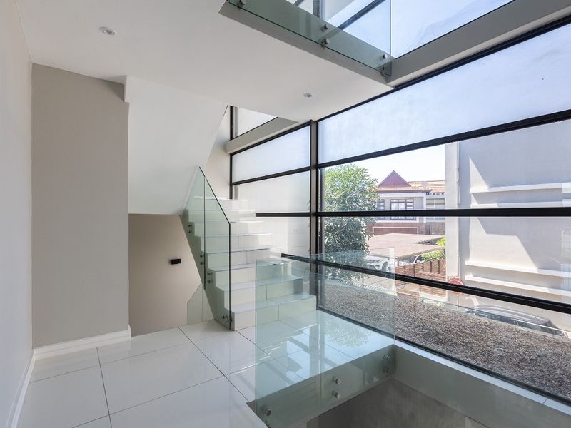 Modern Five-Bedroom Triplex Villa - Photo 3