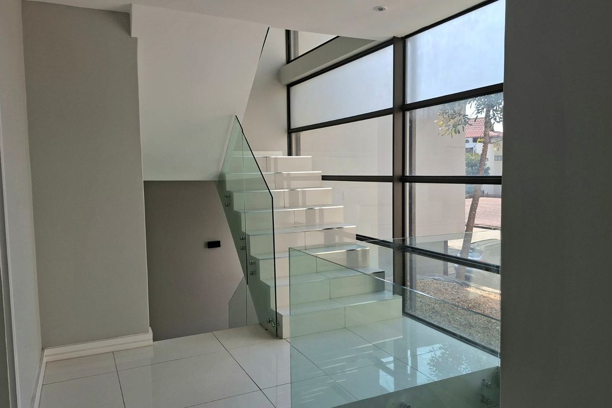 Modern Five-Bedroom Triplex Villa - Photo 4