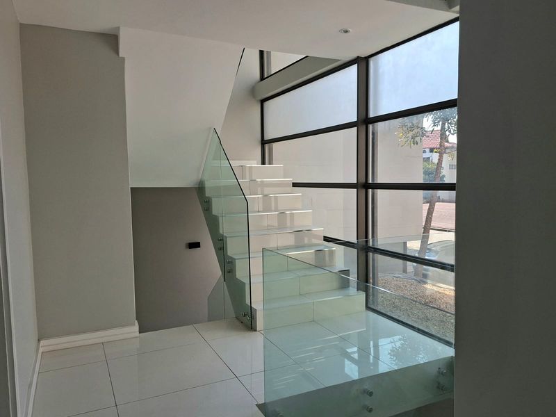 Modern Five-Bedroom Triplex Villa - Photo 4