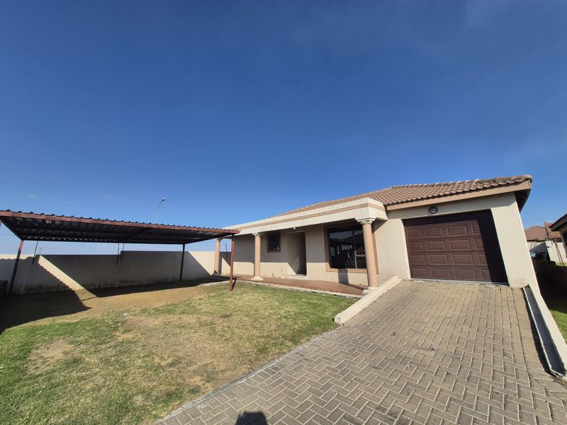 Three Bedrooms Townhouse For Sale In Secunda! - Photo 1