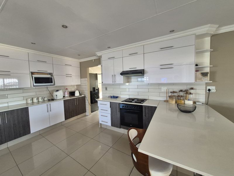 Three Bedrooms Townhouse For Sale In Secunda! - Photo 6
