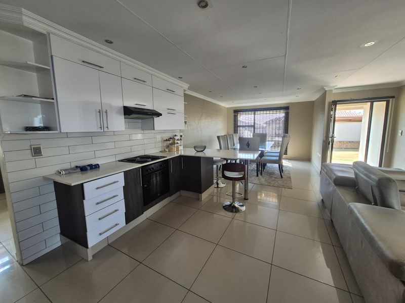 Three Bedrooms Townhouse For Sale In Secunda! - Photo 5
