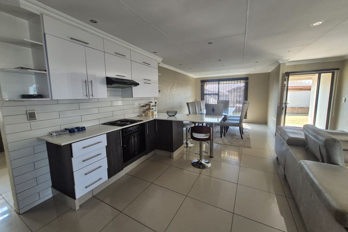 Three Bedrooms Townhouse For Sale In Secunda! - Photo 5