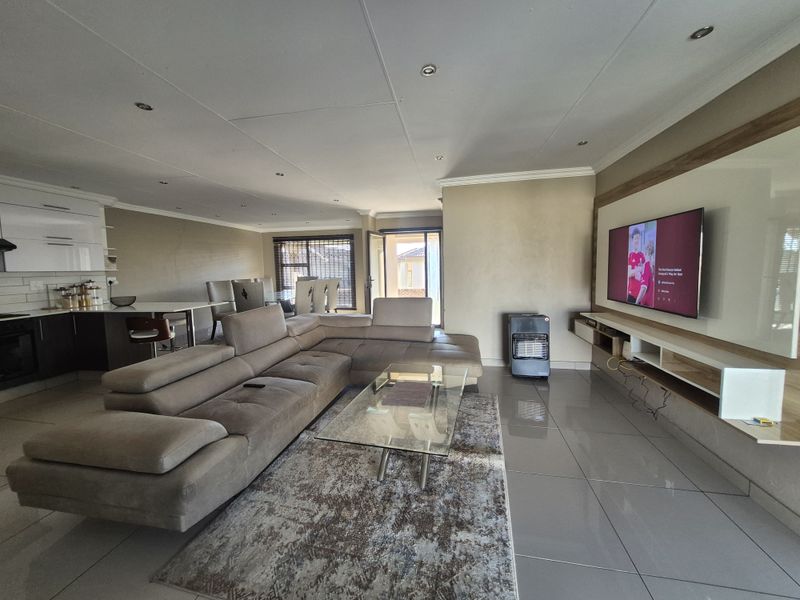 Three Bedrooms Townhouse For Sale In Secunda! - Photo 10