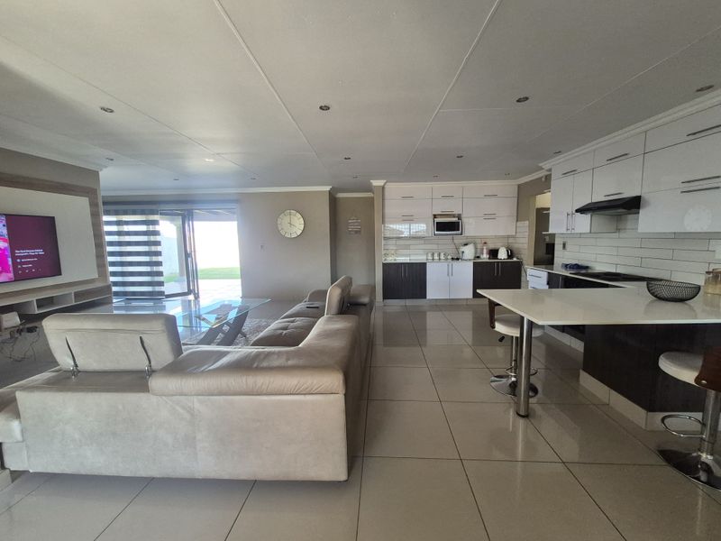 Three Bedrooms Townhouse For Sale In Secunda! - Photo 9