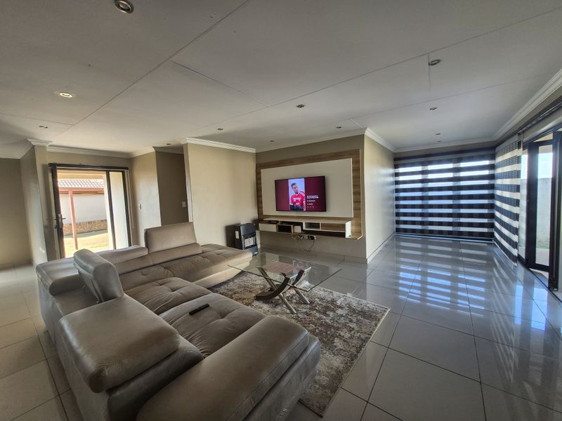 Three Bedrooms Townhouse For Sale In Secunda! - Photo 8