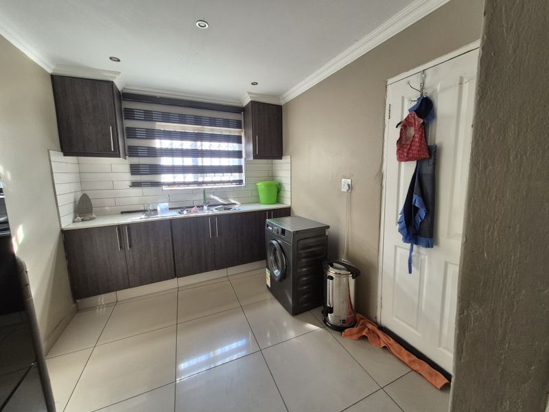 Three Bedrooms Townhouse For Sale In Secunda! - Photo 7