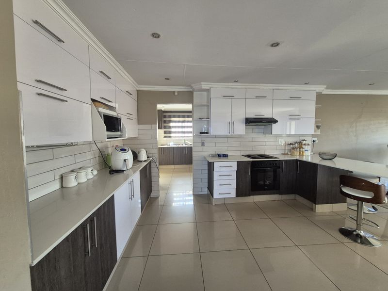 Three Bedrooms Townhouse For Sale In Secunda! - Photo 4