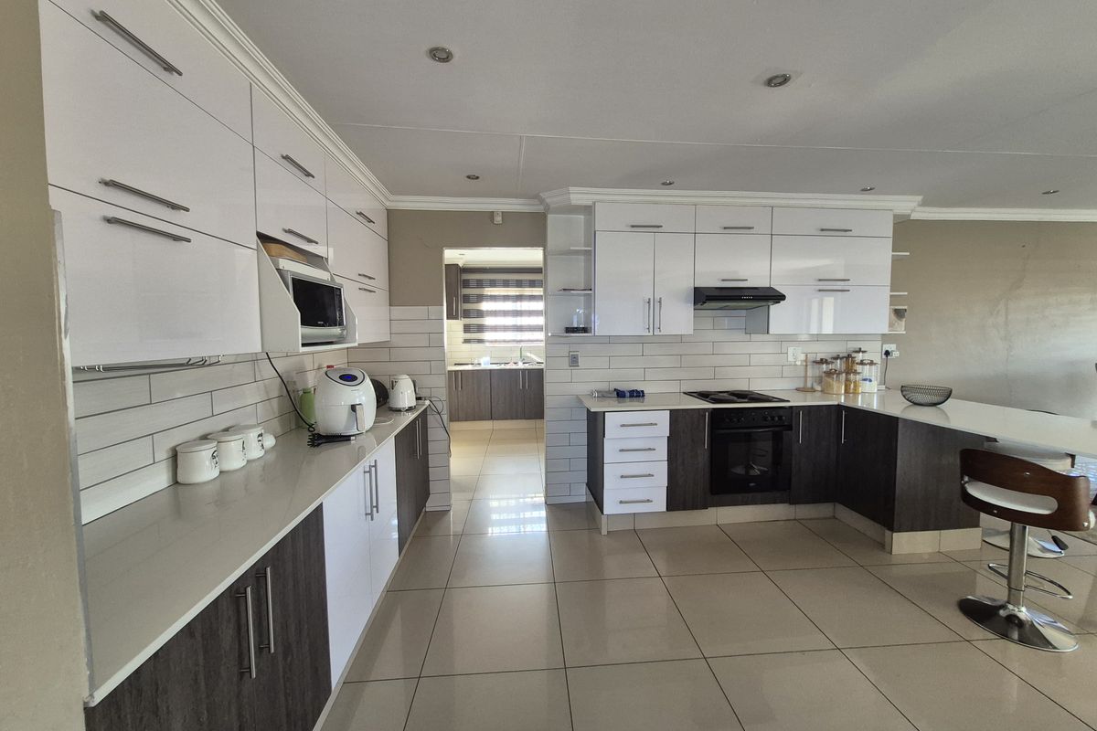 Three Bedrooms Townhouse For Sale In Secunda! - Photo 4