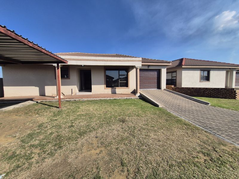 Three Bedrooms Townhouse For Sale In Secunda! - Photo 2