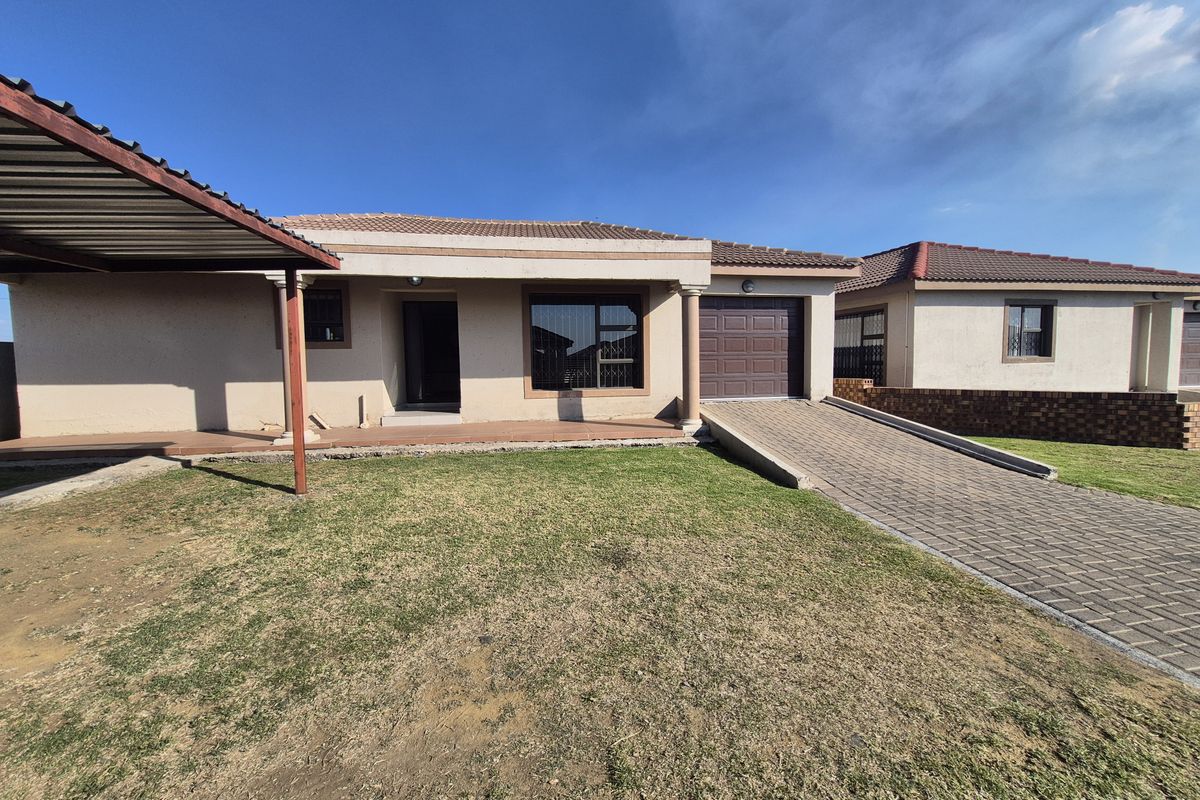 Three Bedrooms Townhouse For Sale In Secunda! - Photo 2
