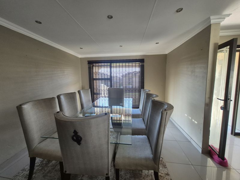 Three Bedrooms Townhouse For Sale In Secunda! - Photo 3