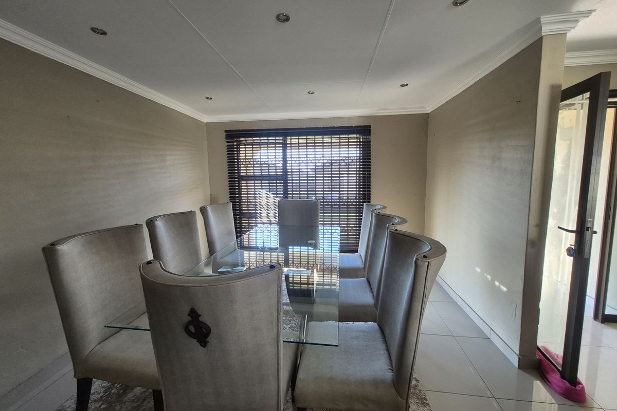 Three Bedrooms Townhouse For Sale In Secunda! - Photo 3