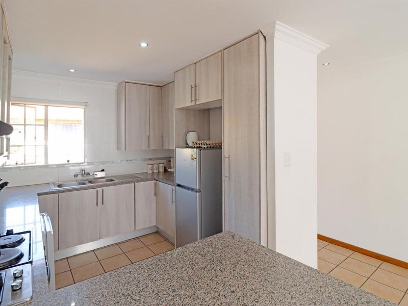 Spacious 3-Bedroom Townhouse in Kyalami Hills in a Boomed Off Area - Photo 10