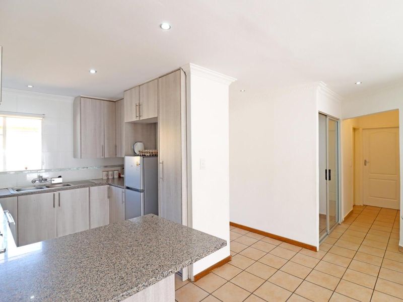 Spacious 3-Bedroom Townhouse in Kyalami Hills in a Boomed Off Area - Photo 9