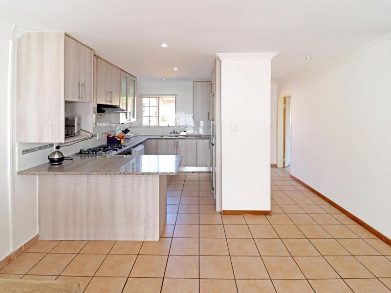 Spacious 3-Bedroom Townhouse in Kyalami Hills in a Boomed Off Area - Photo 8