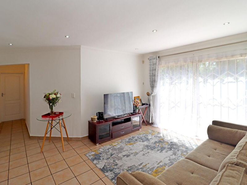 Spacious 3-Bedroom Townhouse in Kyalami Hills in a Boomed Off Area - Photo 7