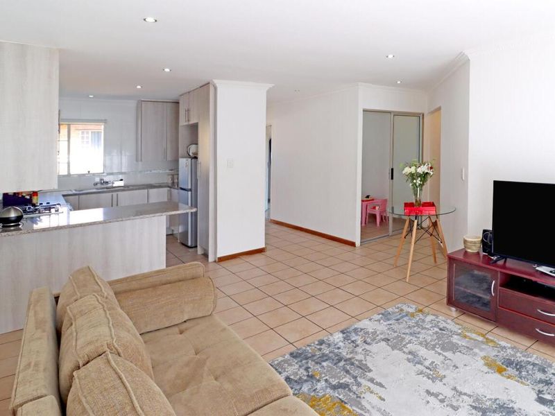 Spacious 3-Bedroom Townhouse in Kyalami Hills in a Boomed Off Area - Photo 6