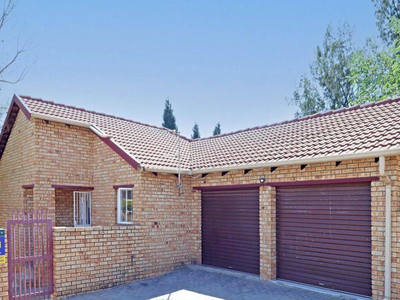 Spacious 3-Bedroom Townhouse in Kyalami Hills in a Boomed Off Area - Photo 2