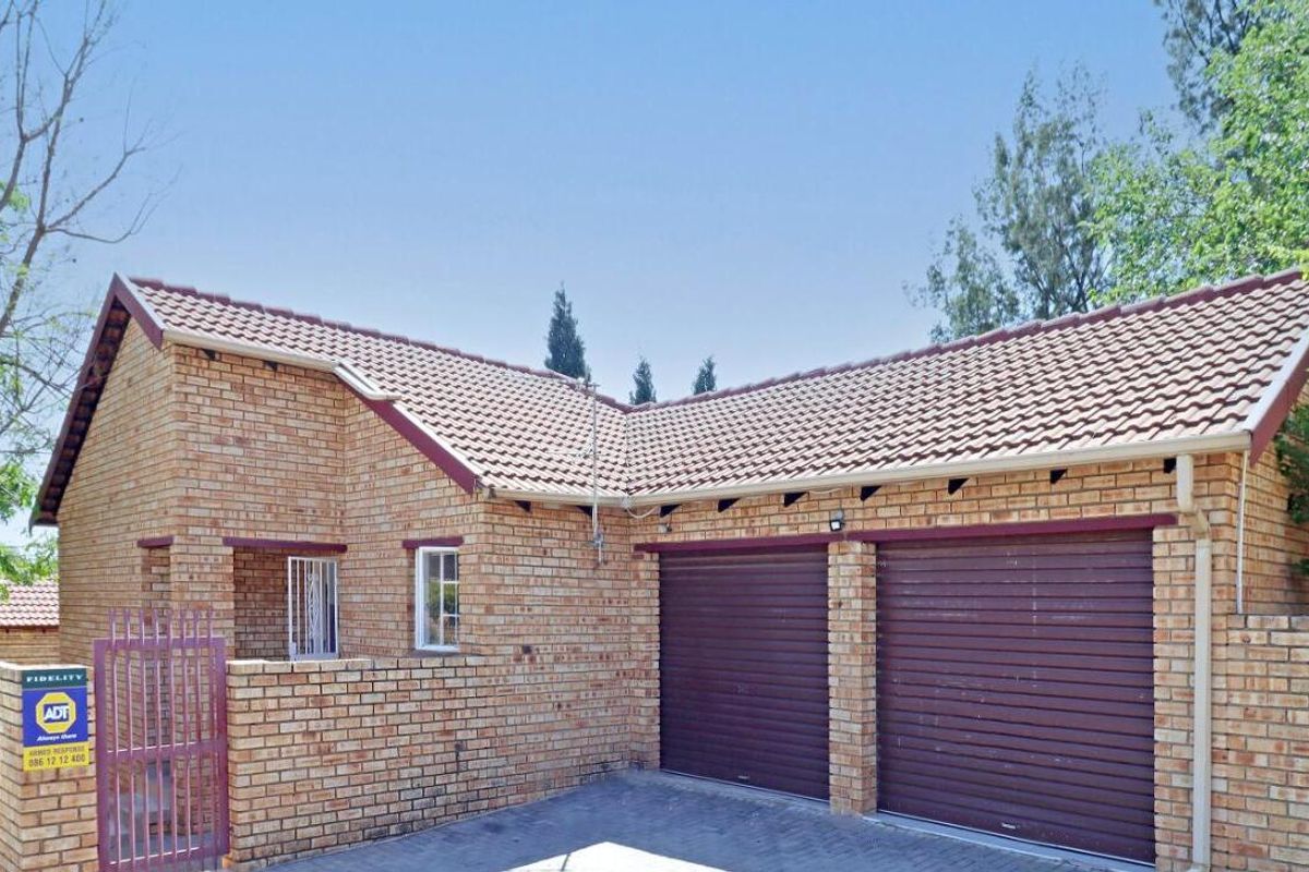 Spacious 3-Bedroom Townhouse in Kyalami Hills in a Boomed Off Area - Photo 2