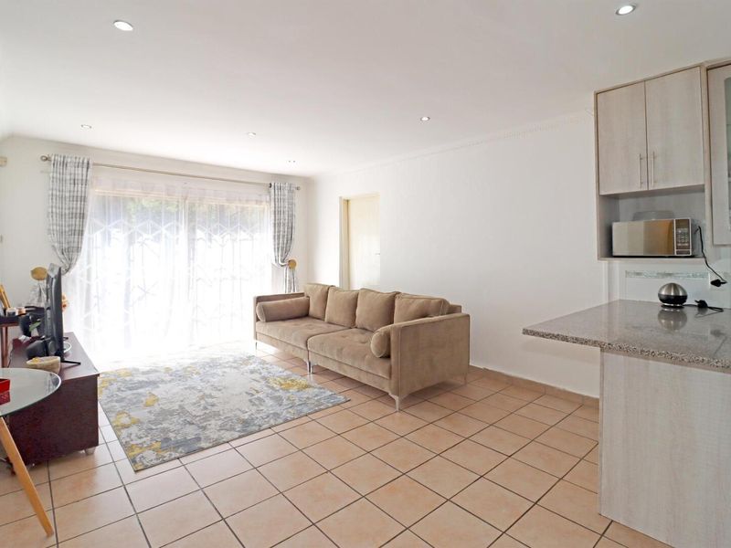 Spacious 3-Bedroom Townhouse in Kyalami Hills in a Boomed Off Area - Photo 4