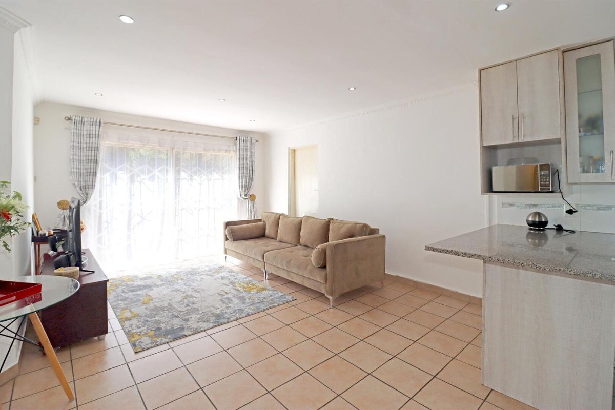 Spacious 3-Bedroom Townhouse in Kyalami Hills in a Boomed Off Area - Photo 4