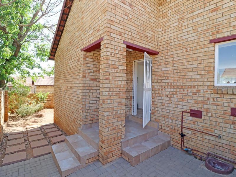 Spacious 3-Bedroom Townhouse in Kyalami Hills in a Boomed Off Area - Photo 3