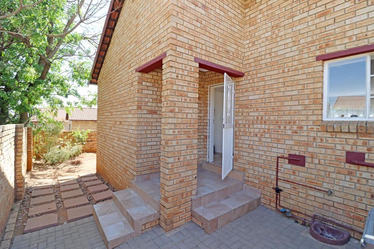 Spacious 3-Bedroom Townhouse in Kyalami Hills in a Boomed Off Area - Photo 3