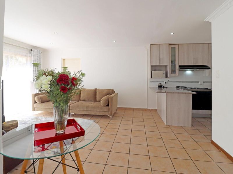 Spacious 3-Bedroom Townhouse in Kyalami Hills in a Boomed Off Area - Photo 5