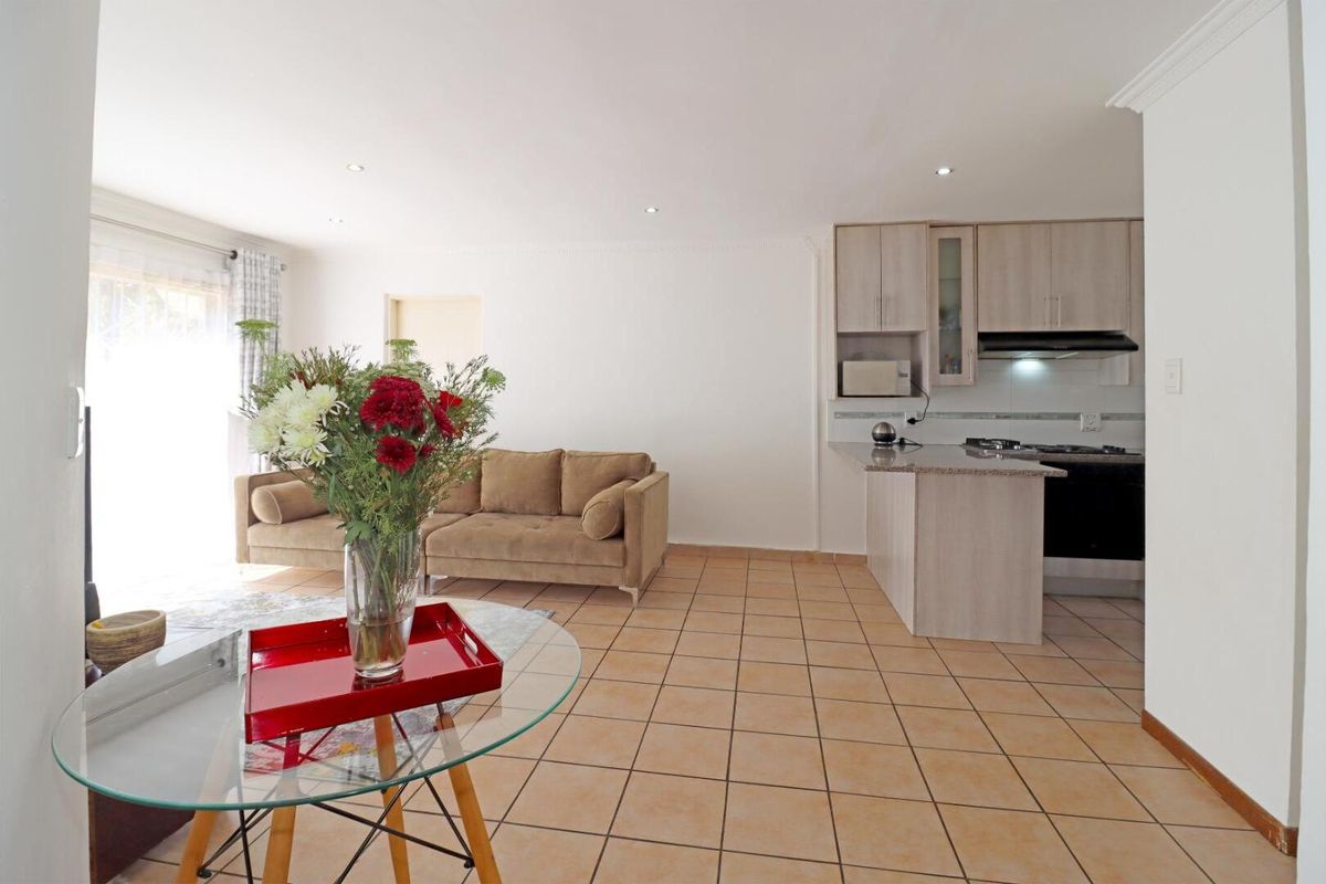 Spacious 3-Bedroom Townhouse in Kyalami Hills in a Boomed Off Area - Photo 5