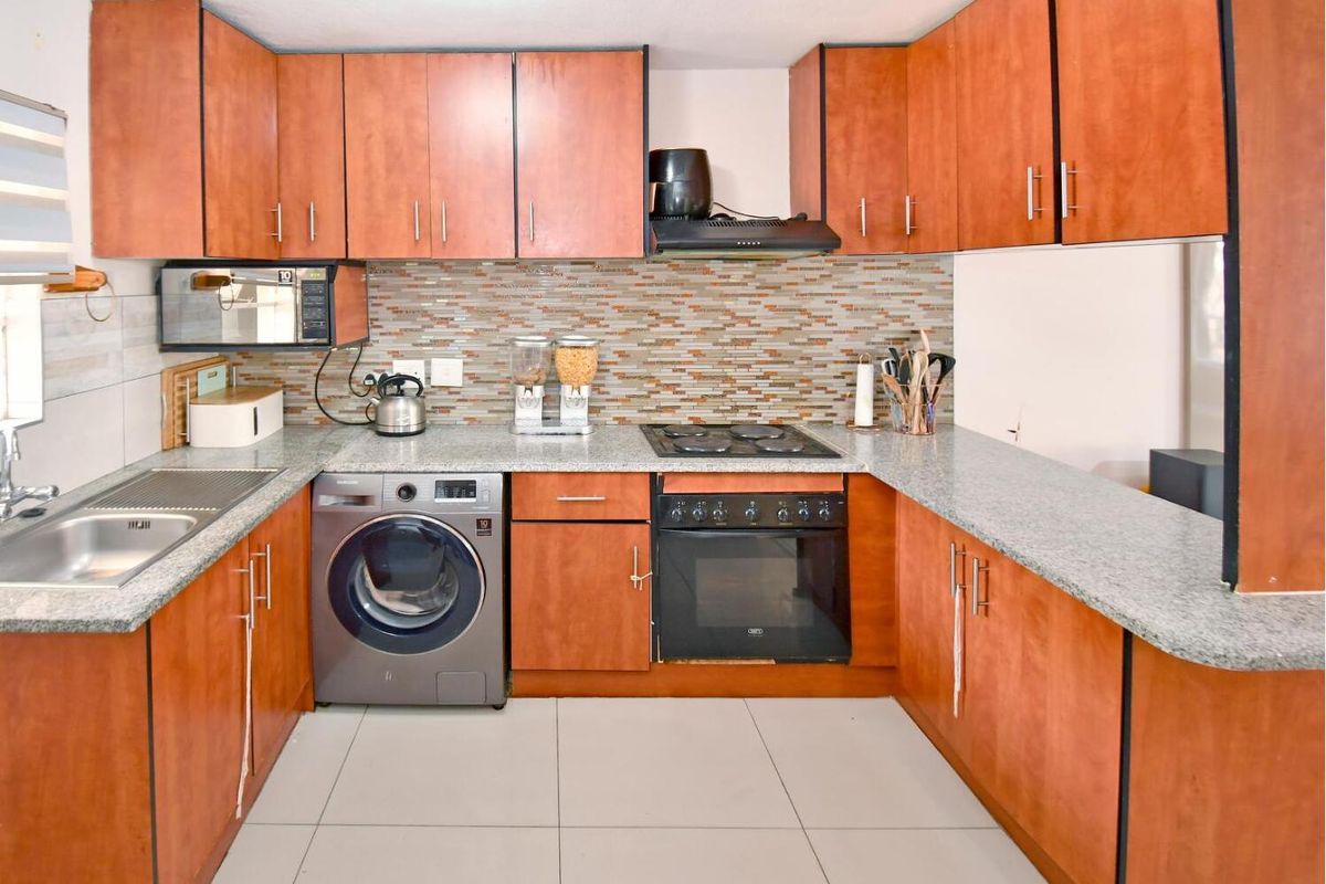 Attractive Ground Floor Apartment in Silwood Complex - Photo 3