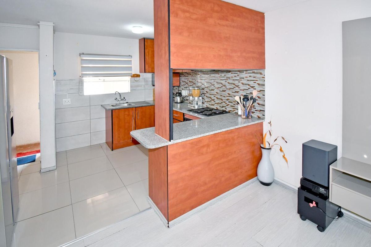 Attractive Ground Floor Apartment in Silwood Complex - Photo 4