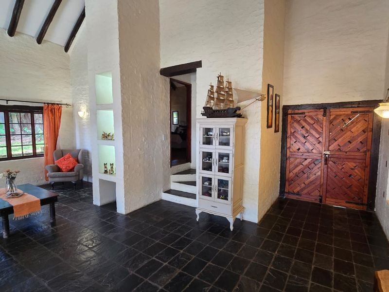 Spacious 5-Bedroom Family Residence — Perfect for the Whole Family and More! - Photo 7