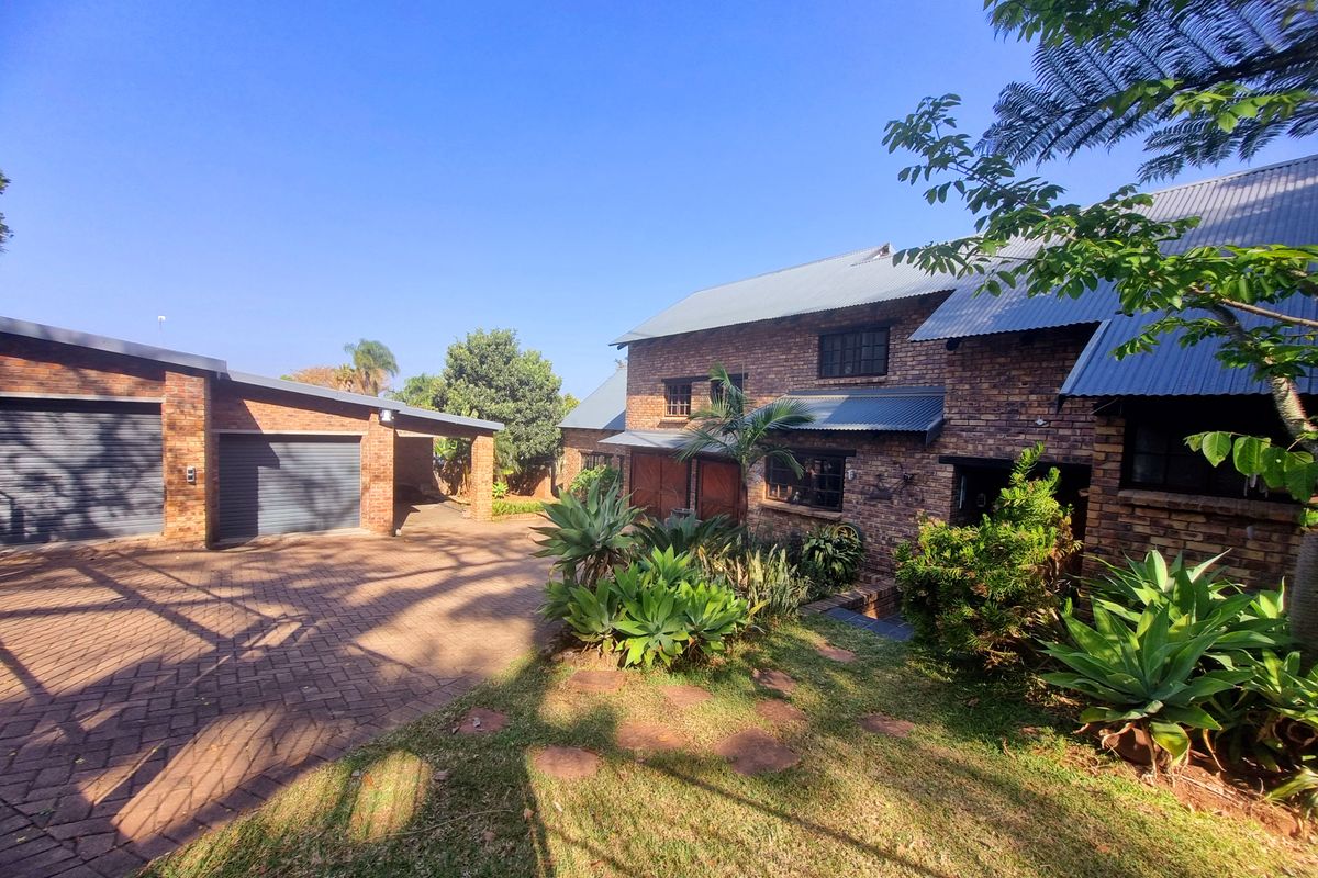 Spacious 5-Bedroom Family Residence — Perfect for the Whole Family and More! - Photo 2