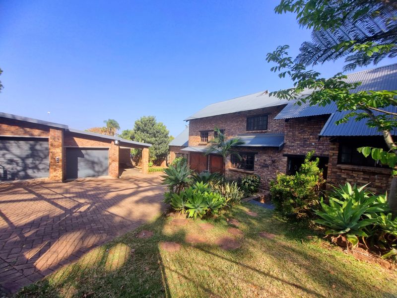 Spacious 5-Bedroom Family Residence — Perfect for the Whole Family and More! - Photo 2