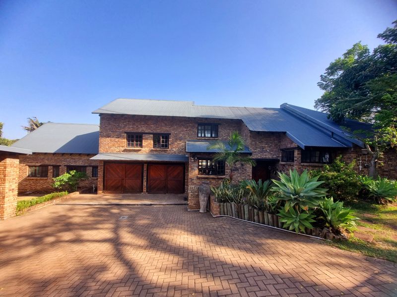 Spacious 5-Bedroom Family Residence — Perfect for the Whole Family and More! - Photo 1