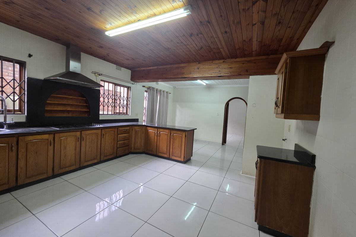 Exceptional Family Residence with Two Additional Flatlets - Photo 5