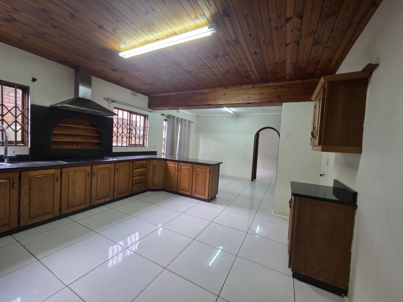 Exceptional Family Residence with Two Additional Flatlets - Photo 5