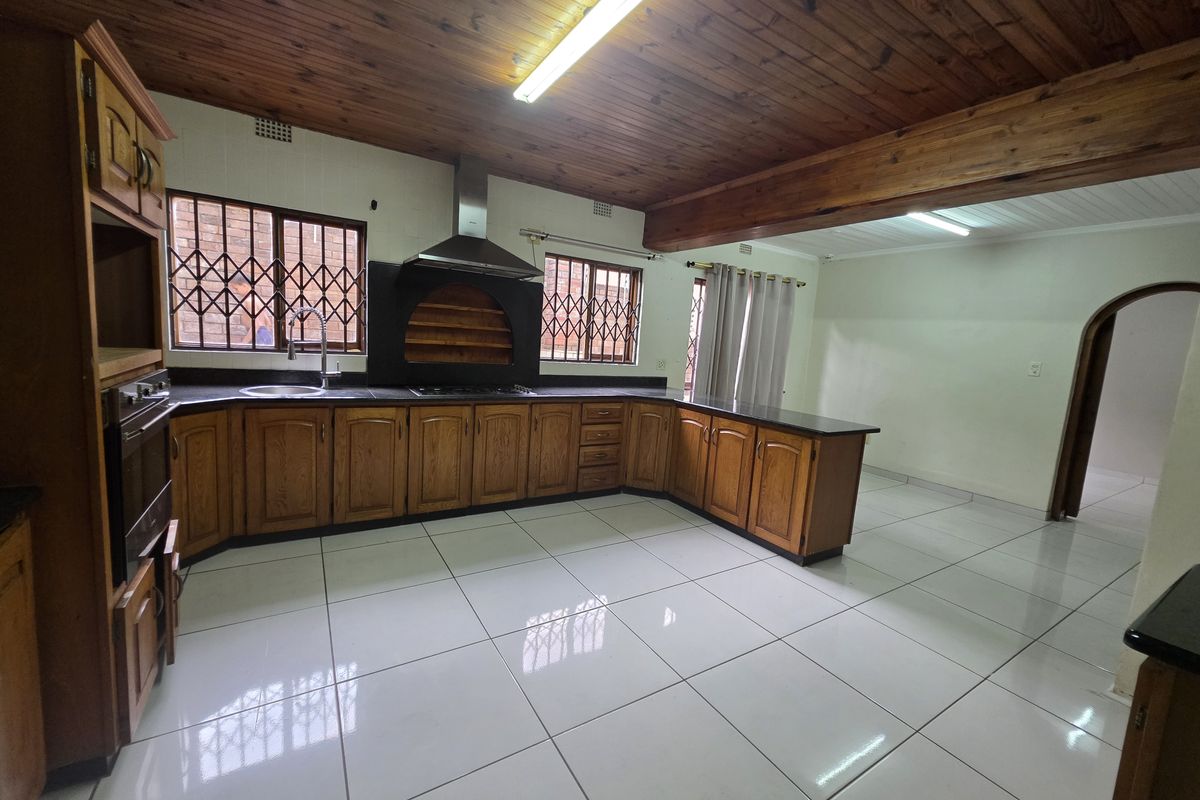 Exceptional Family Residence with Two Additional Flatlets - Photo 4