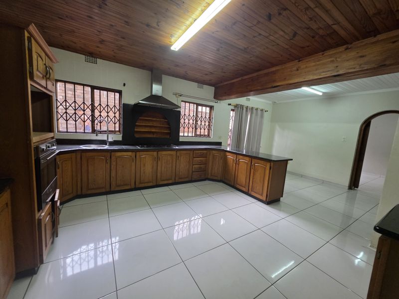 Exceptional Family Residence with Two Additional Flatlets - Photo 4