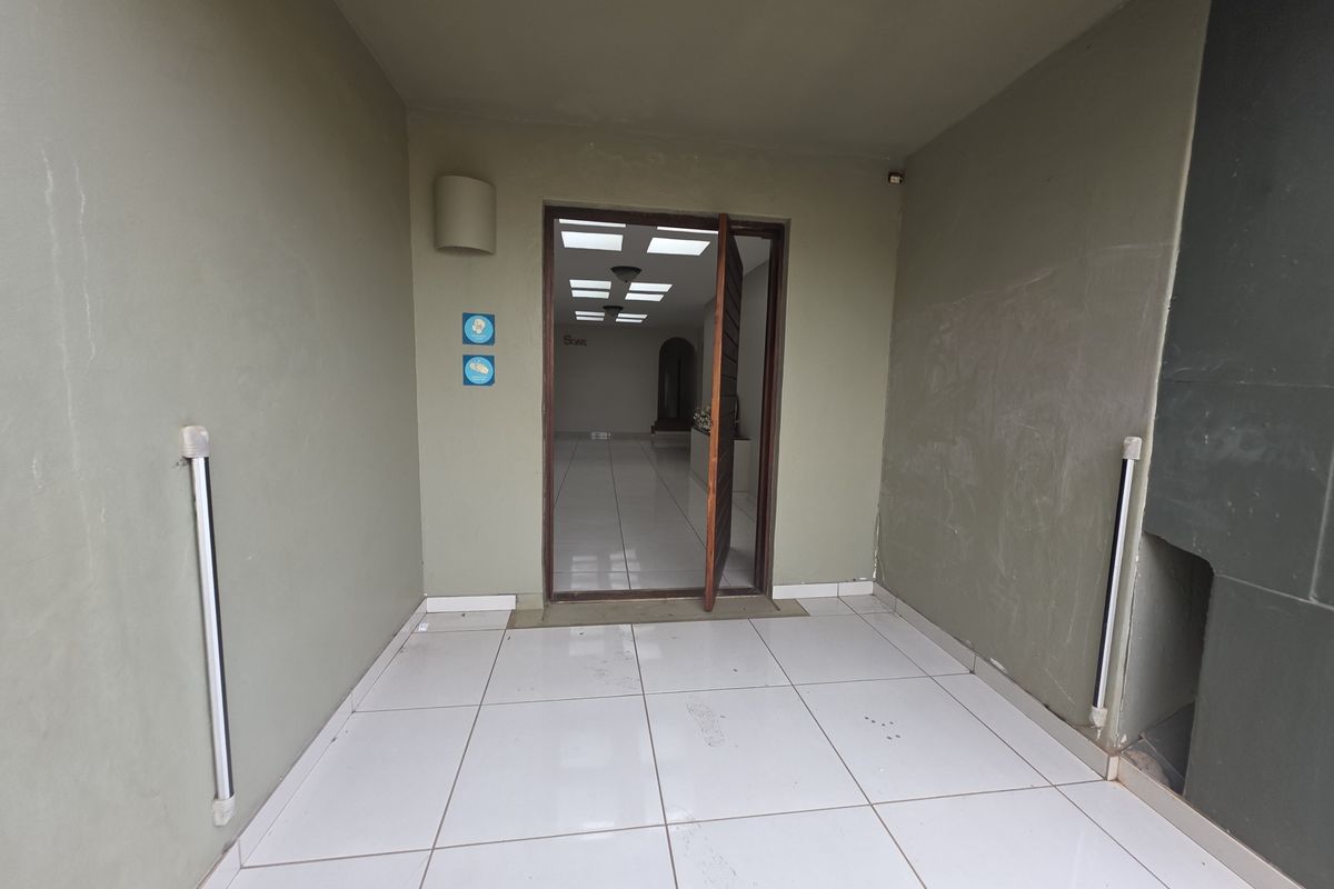 Exceptional Family Residence with Two Additional Flatlets - Photo 2