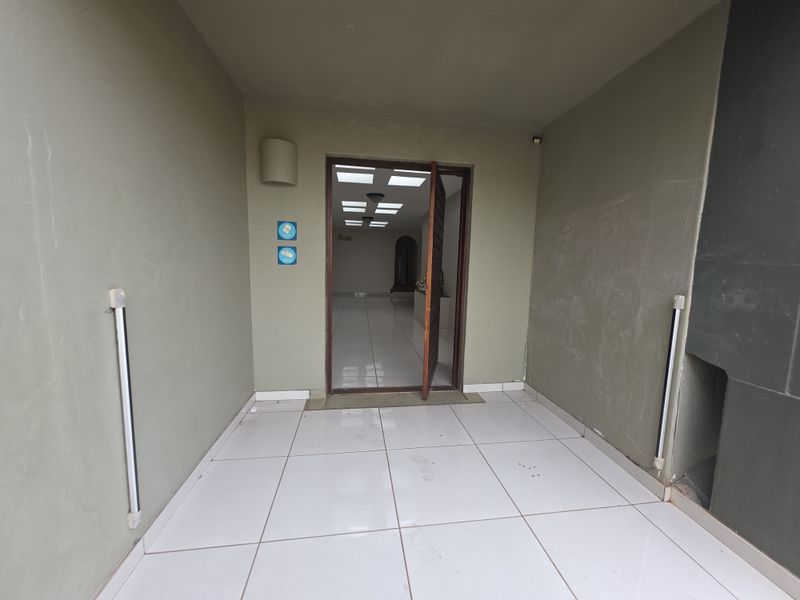 Exceptional Family Residence with Two Additional Flatlets - Photo 2